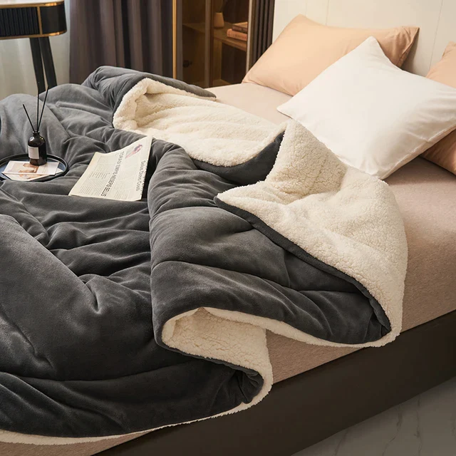 Cozy Double-Sided Plush Fleece Blanket with Sherpa and Quilted Design