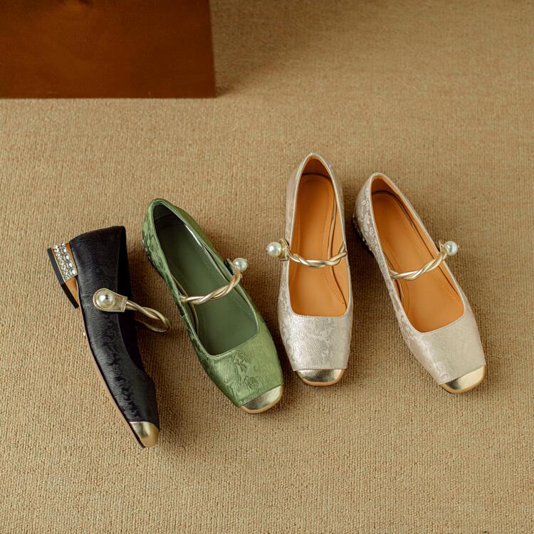 Naila Pumps