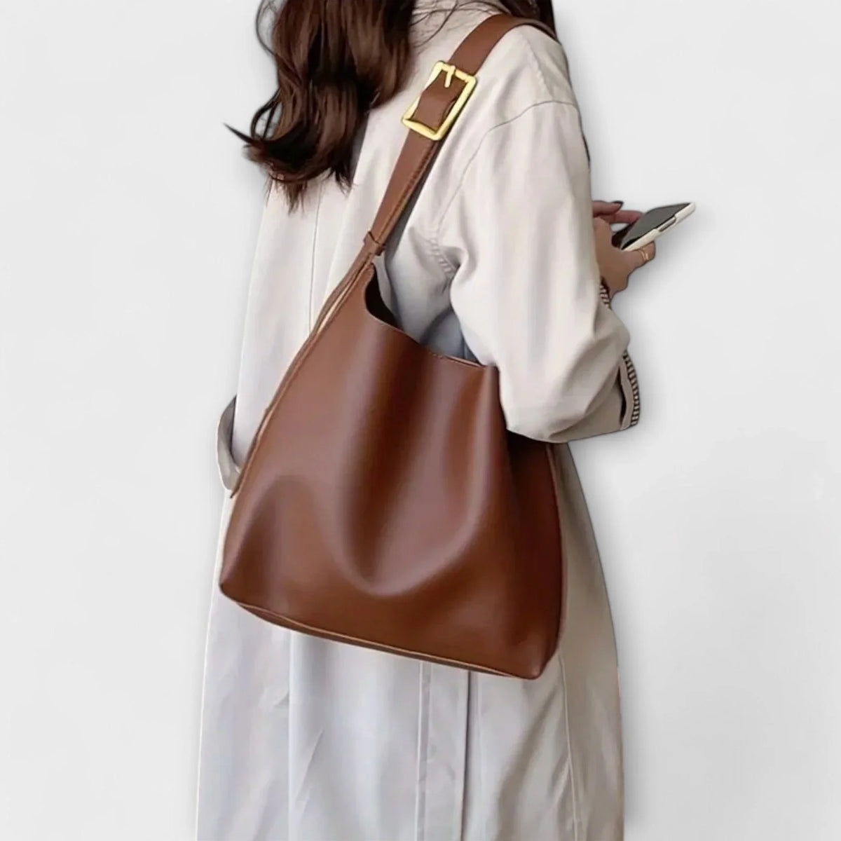 Elegant leather shoulder bag