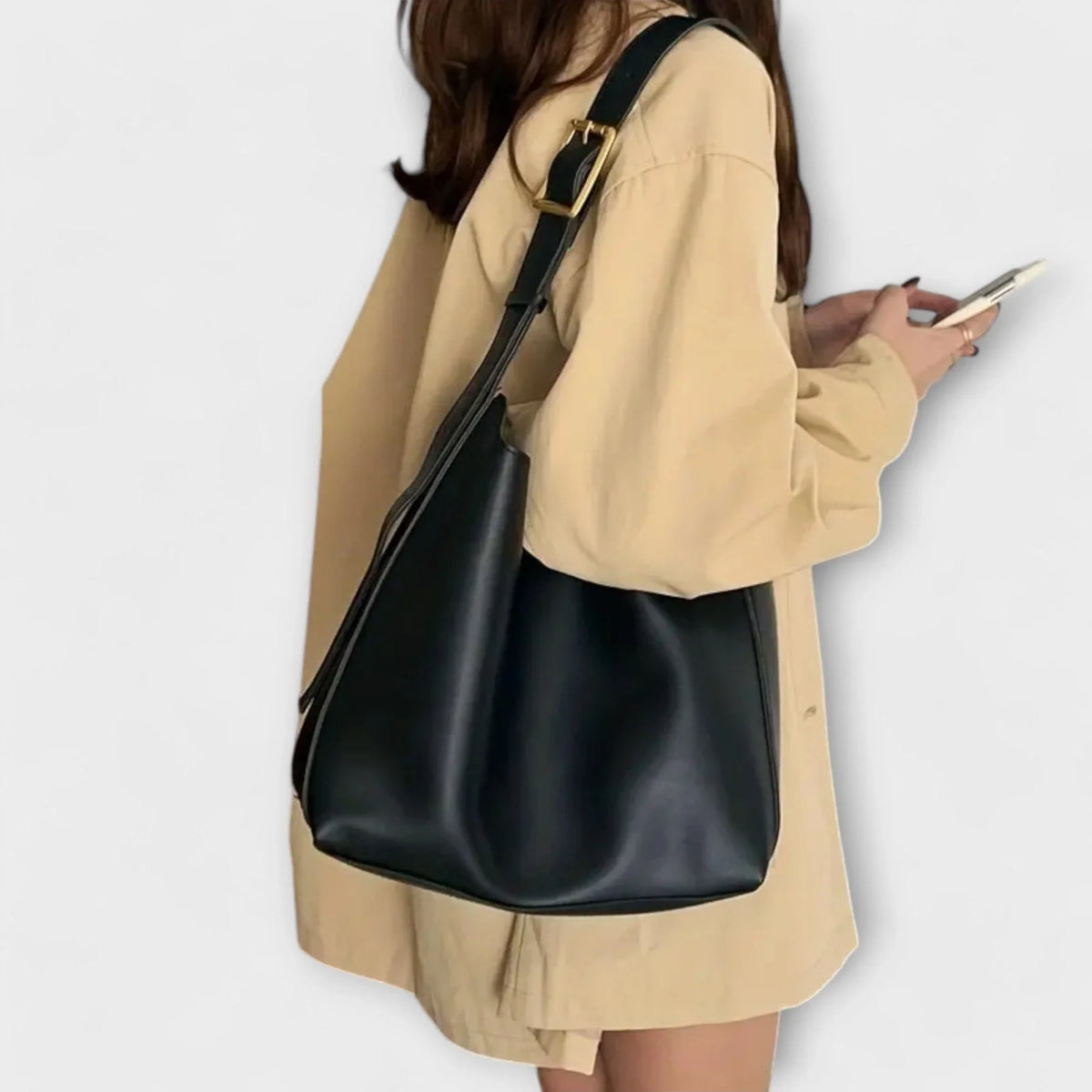 Elegant leather shoulder bag