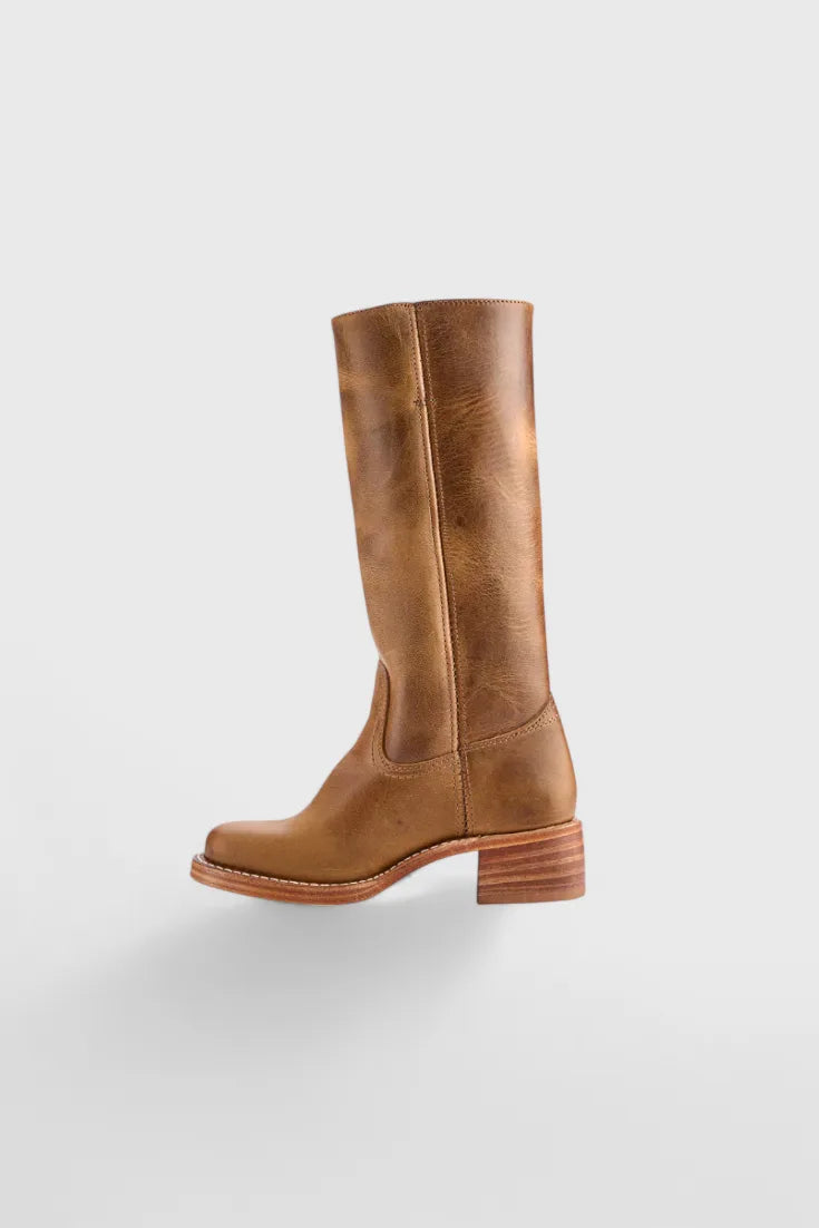 Modern Classic Boots for All-Season Wear