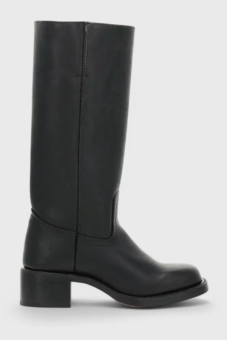 Modern Classic Boots for All-Season Wear