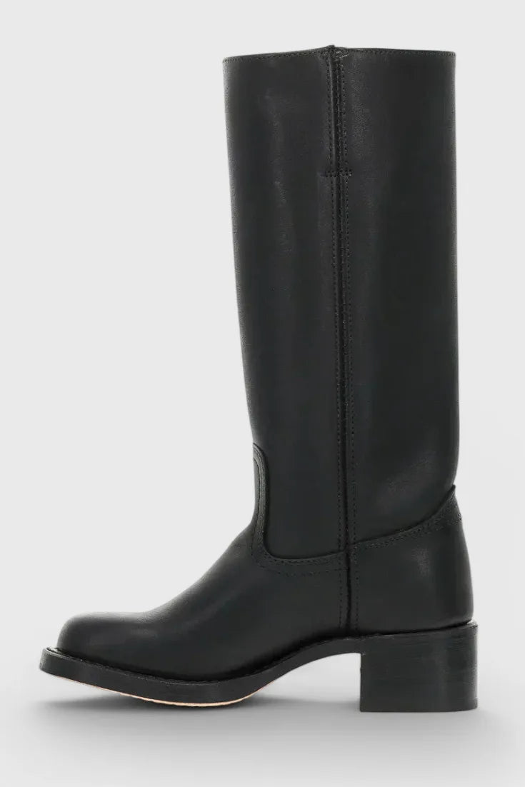 Modern Classic Boots for All-Season Wear