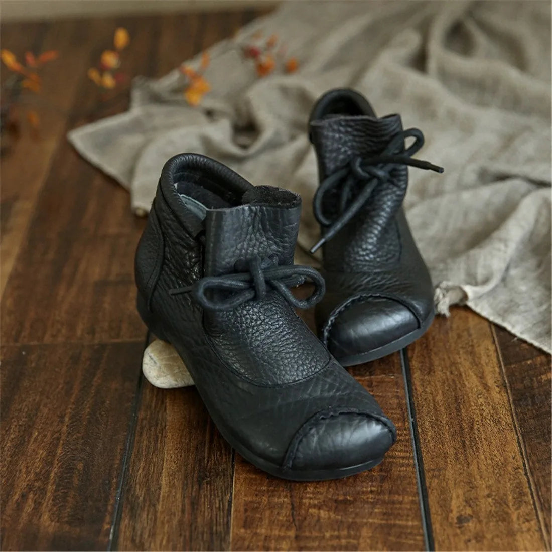 Women's faux leather lace-up ankle boots with furry lining