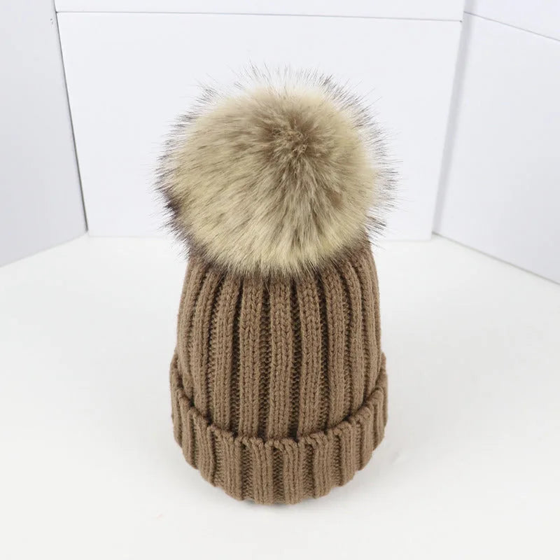 Women's ribbed top with detachable faux fur pom-pom