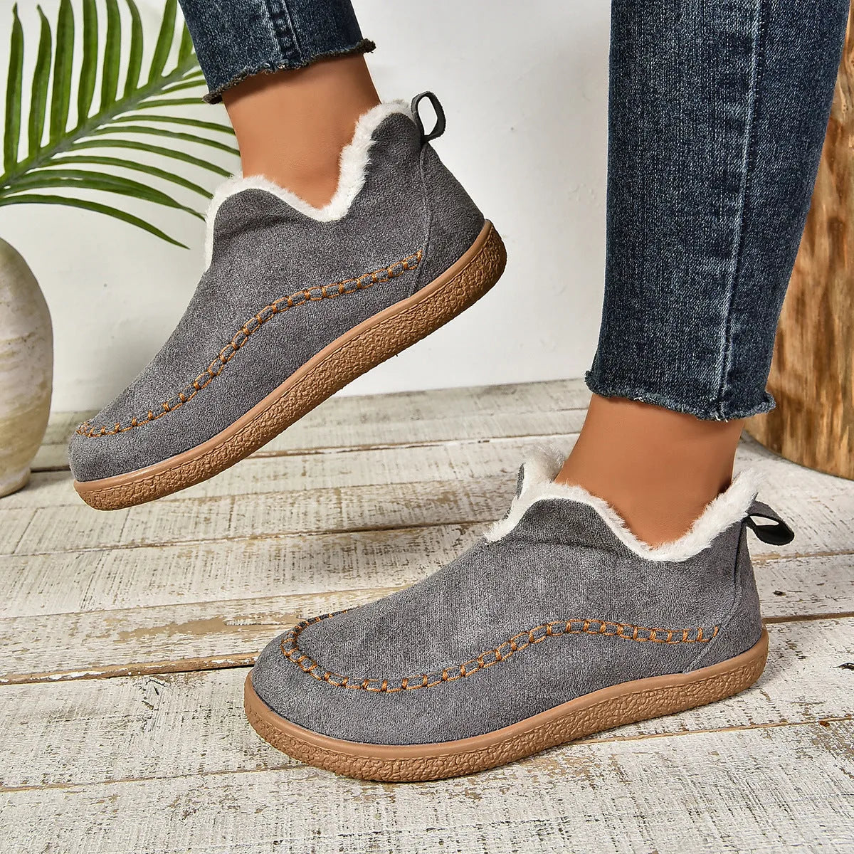 Women's suede ankle boots with faux fur lining