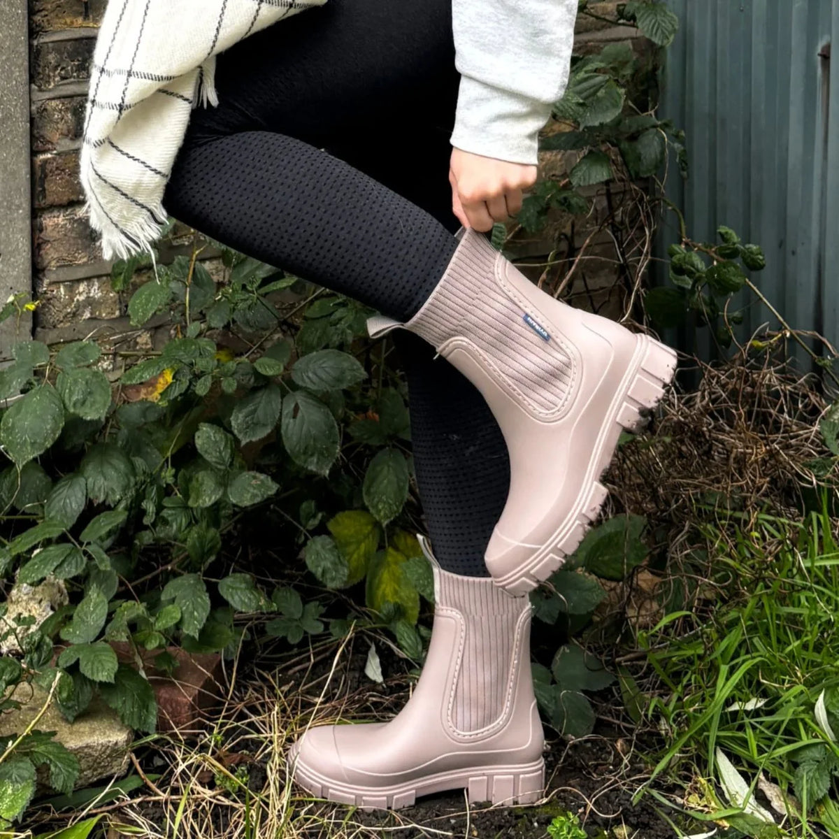 Chelsea Boots - Chunky Lug Sole Knit Shaft Women's Black